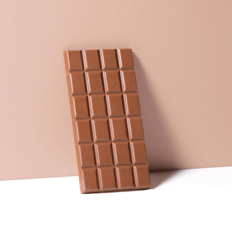 Dans 100 grammes de chocolat au lait, quelle est la quantité moyenne de sucre ? Tablette de chocolat au lait