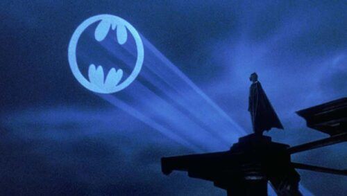 Par quel moyen la police de Gotham City communique avec Batman ?