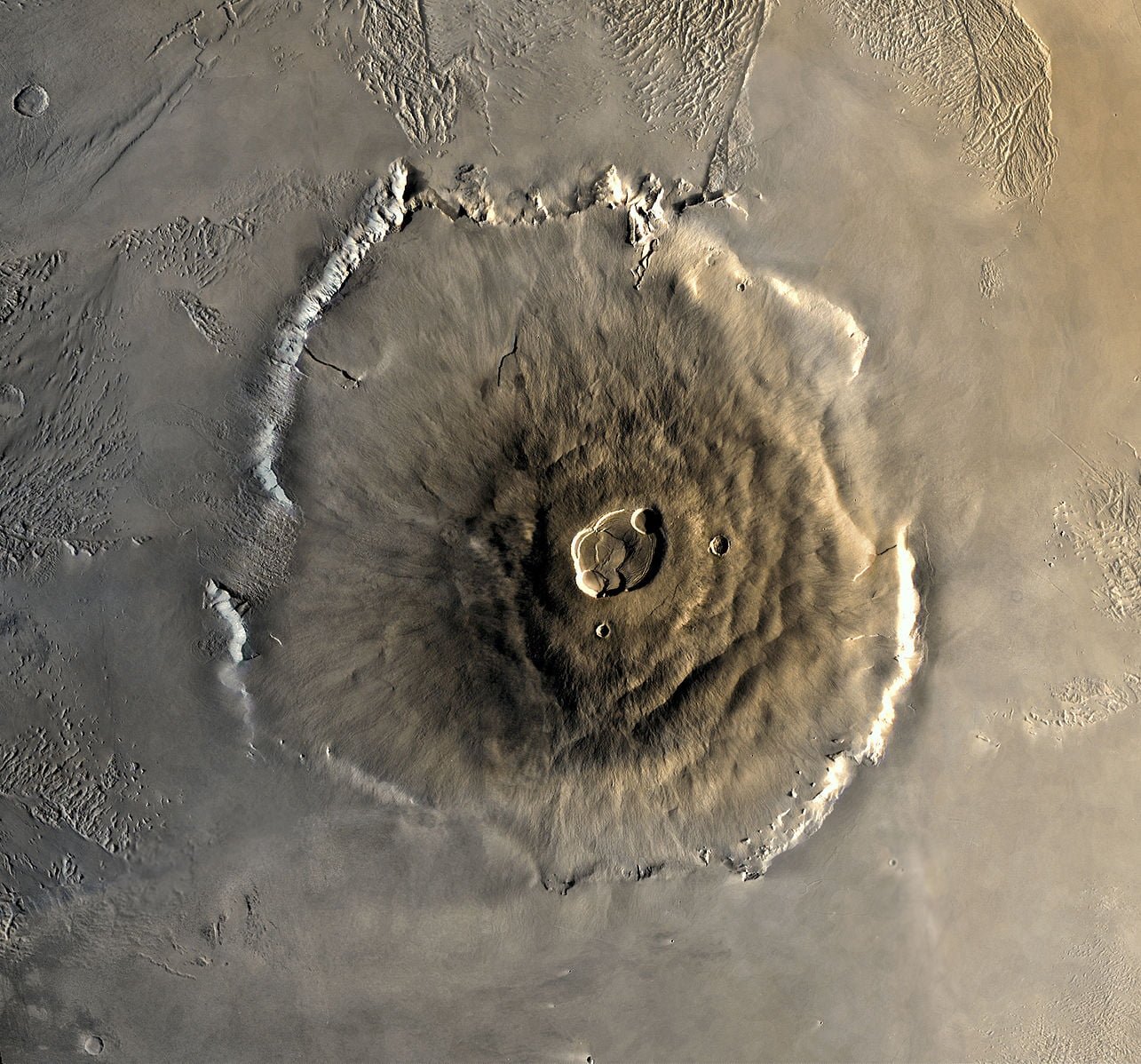Comment s'appelle la plus grande montagne volcan du système solaire qui se trouve sur Mars ? 