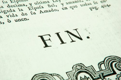 Comment désigne-t-on les dernières lignes ou la conclusion finale d'une œuvre littéraire ? 