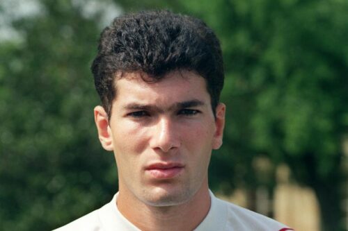 Quel est le premier club dans lequel Zinédine Zidane entame sa carrière en compétition nationale ? 