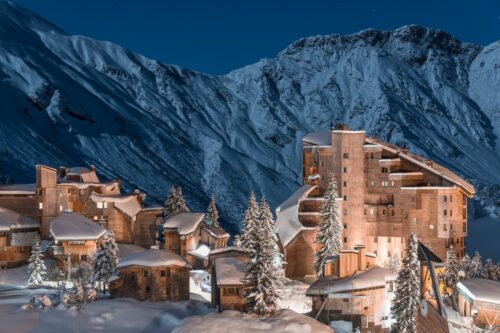 Quelle célèbre station de ski est associée à la ville de Morzine dans les Alpes françaises ? 