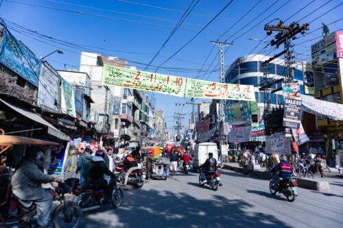 Avec l’anglais, quelle est la première langue officielle du Pakistan ? 