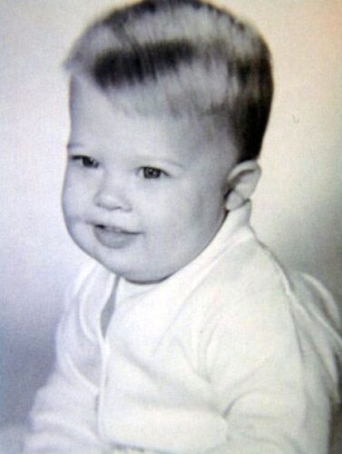 Qui est le bébé représenté sur cette photo d'enfance ? 