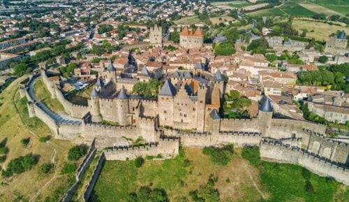 Quelle ville du Languedoc est célèbre pour sa citadelle médiévale ? 