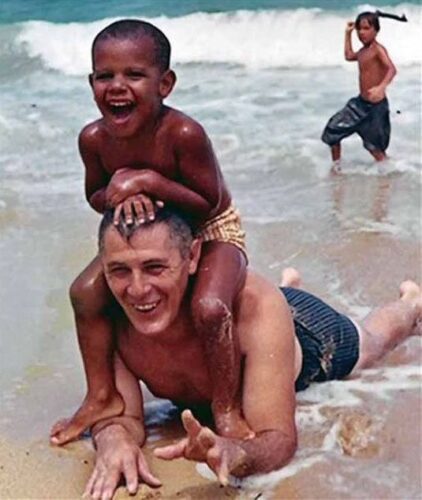 Quelle personnalité n'est encore qu'un jeune garçon sur cette photo ? 