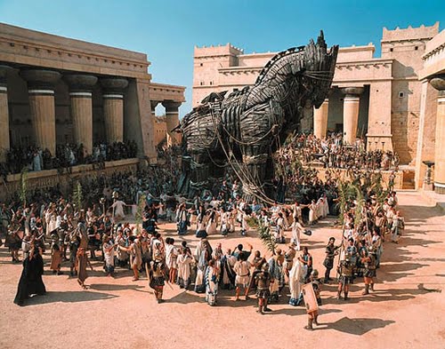 Quelle proposition désigne une ruse utilisée par les Grecs dans la mythologie ? 
