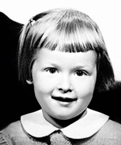 Qui est la personnalité sur cette vieille photo d'enfance ? 