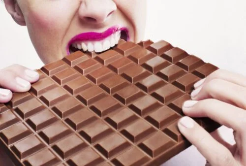 La France est le plus gros pays consommateur de chocolat au monde par habitant. Vrai ou Faux ? Femme qui mange du chololat