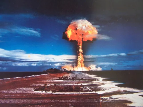 Depuis 1996, un traité international a interdit les essais nucléaires dans le monde dans quelque environnement que ce soit. Vrai ou faux ? 