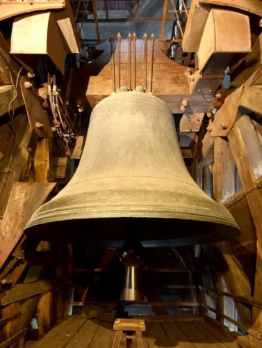 Quel est le nom de la plus grosse des cloches de Notre-Dame de Paris ? 