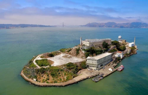 Dans quelle ville américaine se situe la célèbre prison d’Alcatraz ? 