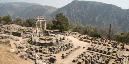 À quel dieu grec est dédié le sanctuaire de Delphes ? 