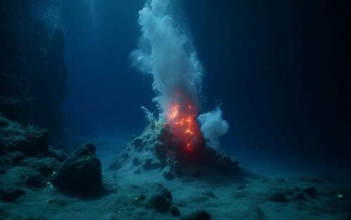 Une éruption d’un volcan sous-marin peut provoquer des tsunamis. Vrai ou faux ? 