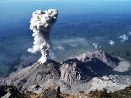 Il y a environ 1 500 volcans terrestres actifs. Vrai ou faux ? 