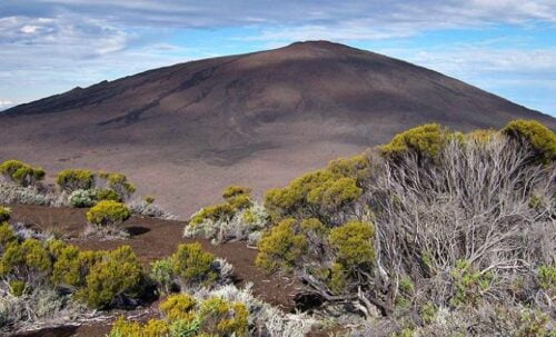 Le Piton de la Fournaise se situe sur l’île de la Guadeloupe. Vrai ou faux ? 