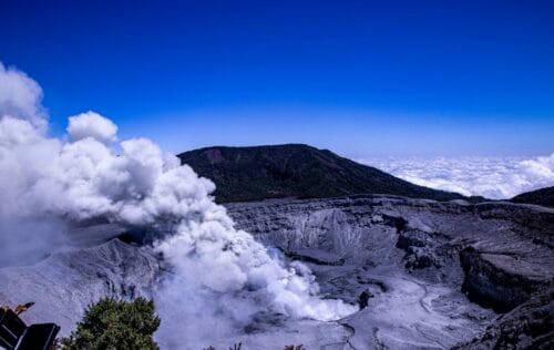 Les gaz volcaniques sont principalement composés d’eau. Vrai ou faux ? 