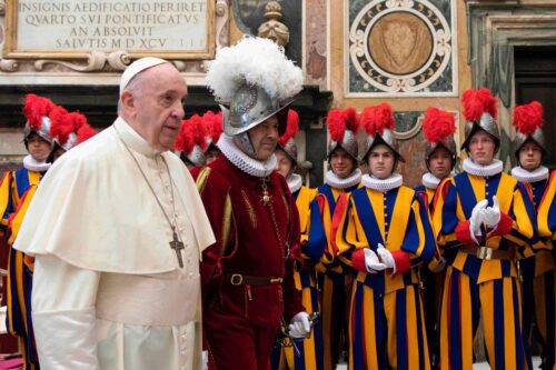 D'où sont originaires les soldats qui assurent la sécurité du pape ? 