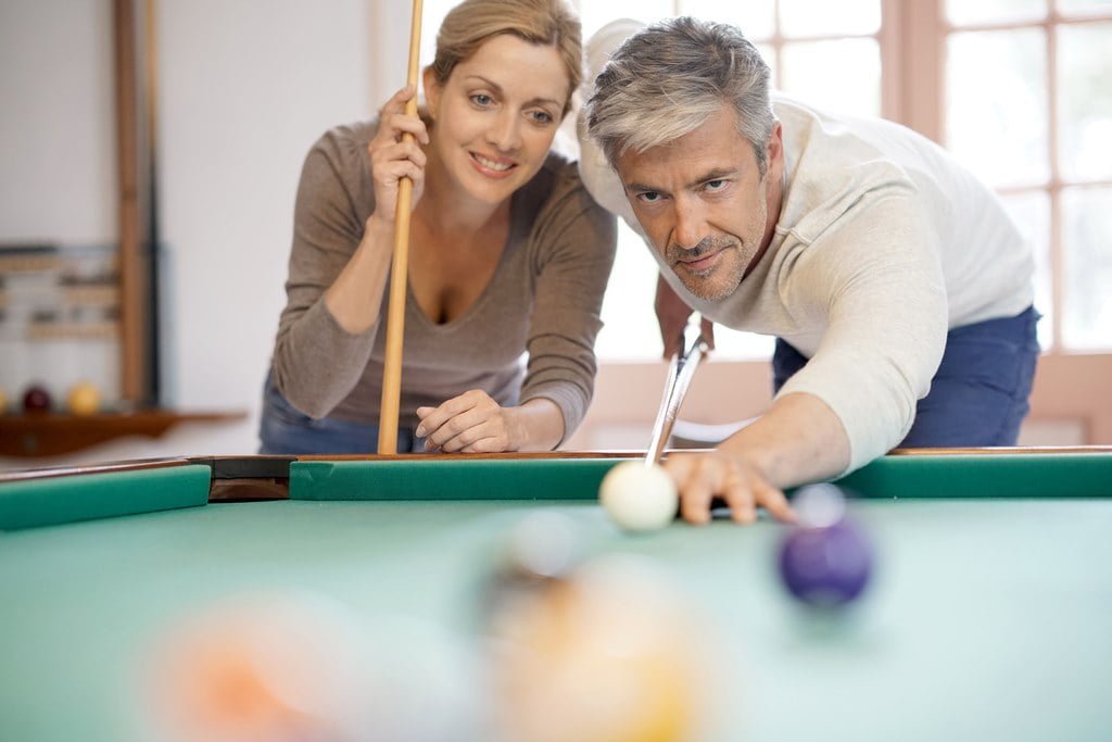 Au billard, de quelle couleur est la bille numéro 1 ? 