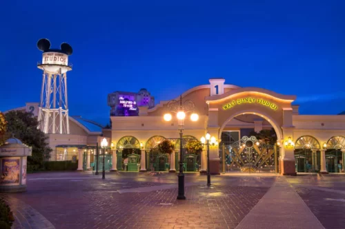 En quelle année, le parc Disney Studios Paris a-t-il ouvert ses portes au public ? 
