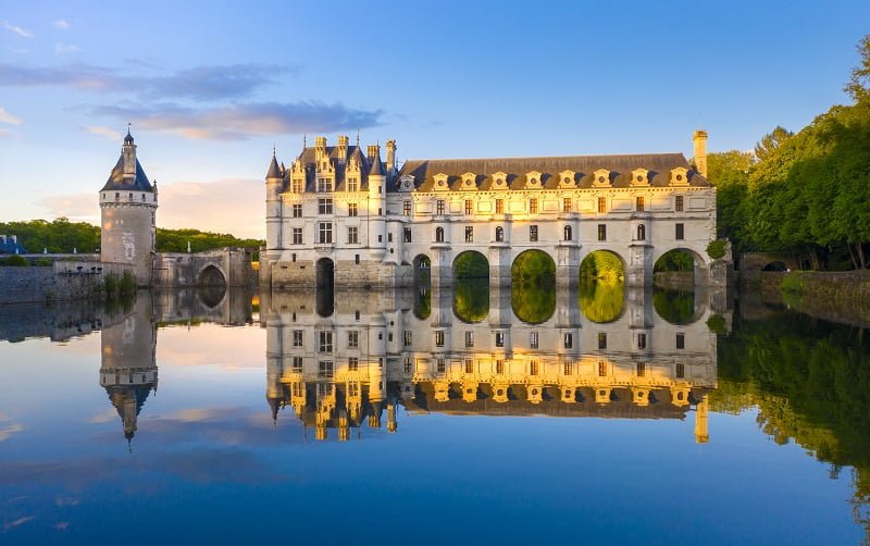 Quel est le cours d'eau enjambé par le château de Chenonceau ? 