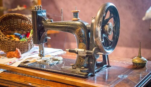 Quelle est la première marque à commercialiser la machine à coudre en 1829 ?