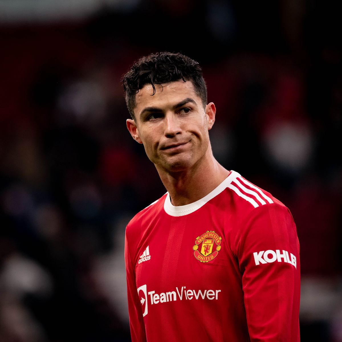 Quel numéro de maillot Cristiano Ronaldo a-t-il exceptionnellement porté, lors de la saison 2021-2022 à Manchester United ? 