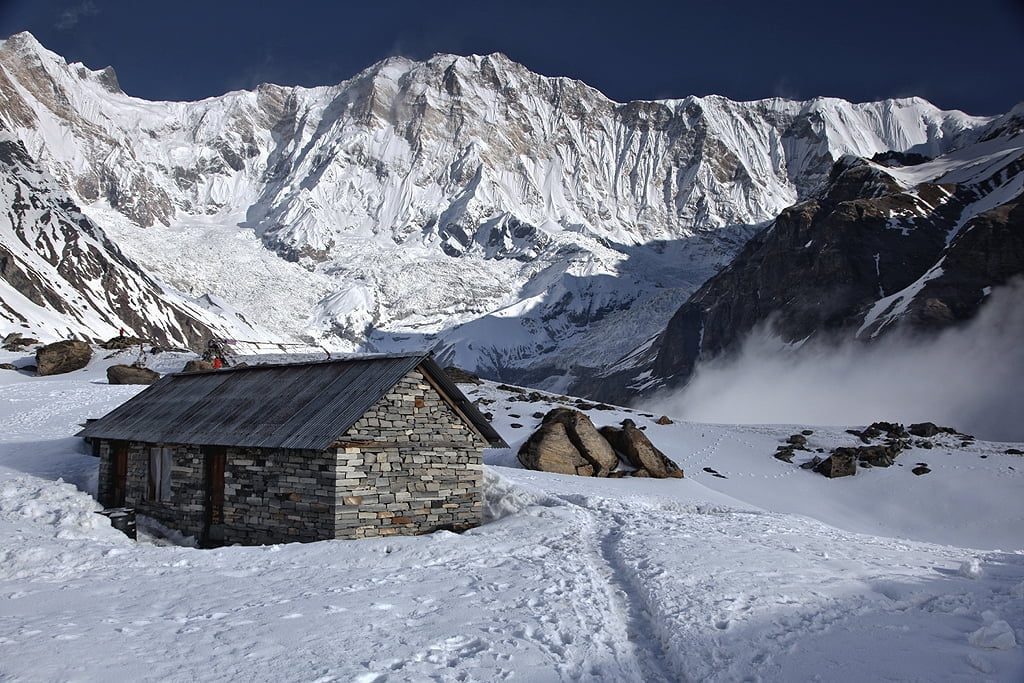 Dans quelle chaîne de montagnes se trouve le sommet nommé Annapurna ? 