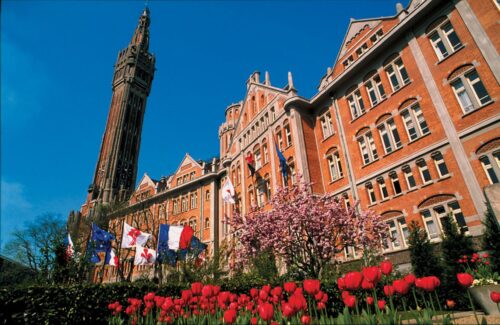 Quel est le nom de la place où se trouve l’Hôtel de ville de Lille ? 