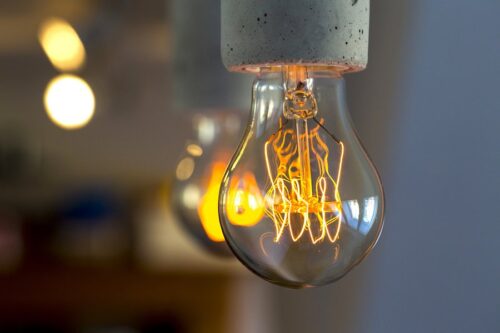 En quelle année a été inventée l’ampoule électrique pour remplacer les bougies ? 