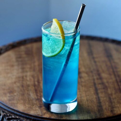 Quel alcool est utilisé dans le Blue Lagoon pour lui donner sa couleur bleue ? 