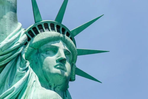 Quelle était la couleur de la statue de la Liberté à New York lors de son inauguration le 28 octobre 1886 ? 