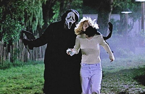 Quelle actrice est la première victime de Ghostface dans la saga Scream ? 