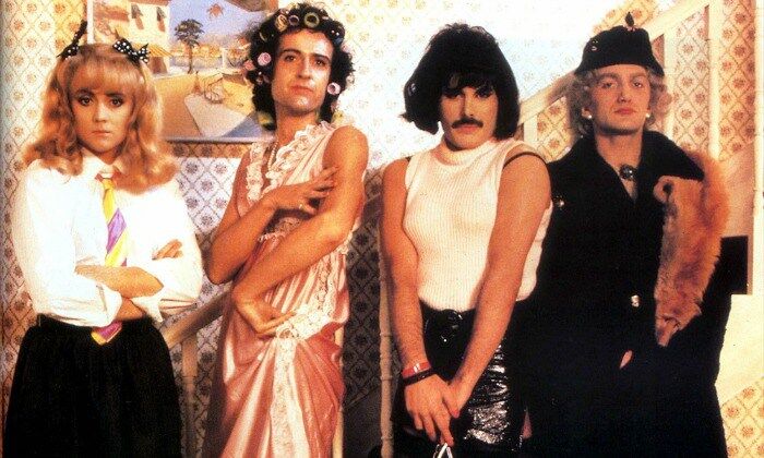Quelle chanson culte de Queen est illustrée par un clip où les membres du groupe sont grimés en femme au foyer ? 