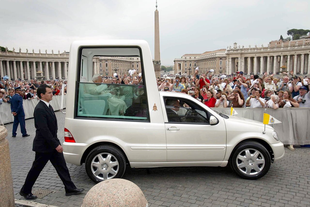 Jean-Paul II circulait parmi la foule dans une voiture blindée, surnommée la « Jean-Paul II mobile ». Vrai ou faux ? 