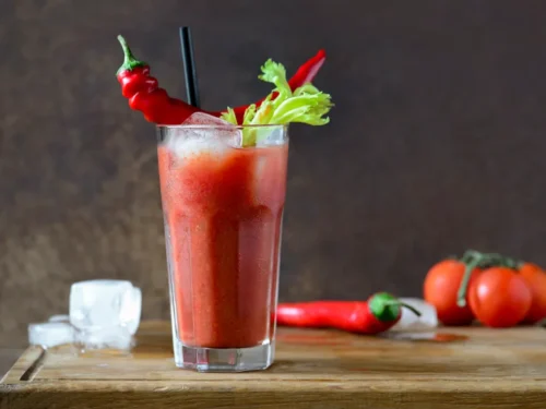 Quel est le nom du cocktail alcoolisé préparé à base de jus de tomate ? 