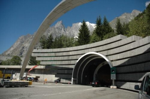 Quelle est la longueur du tunnel du Mont-Blanc reliant Chamonix à Courmayer ? 