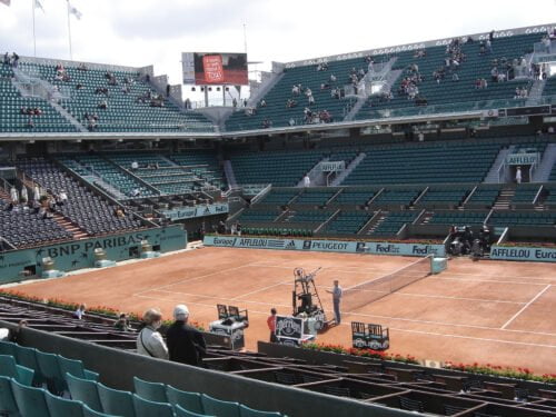 Quel nom porte le court central du tournoi de Roland-Garros ? 