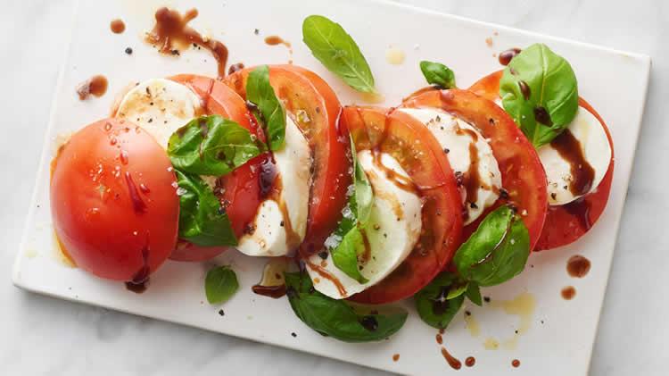 Quel est le nom de la célèbre salade italienne dont la composition rappelle les couleurs du drapeau national ? 