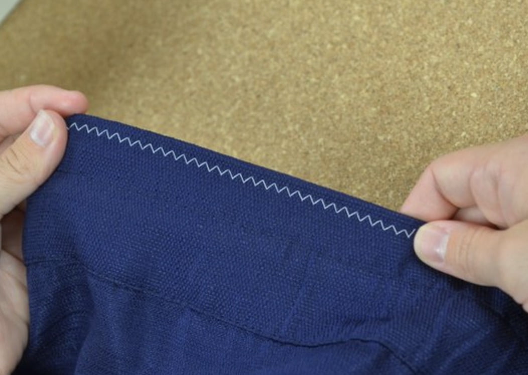 Faufiler est l’action de coudre un fil en zigzag sur les bords d'un tissu pour qu'il ne s'effiloche pas. Vrai ou faux ? Couture en zigzag