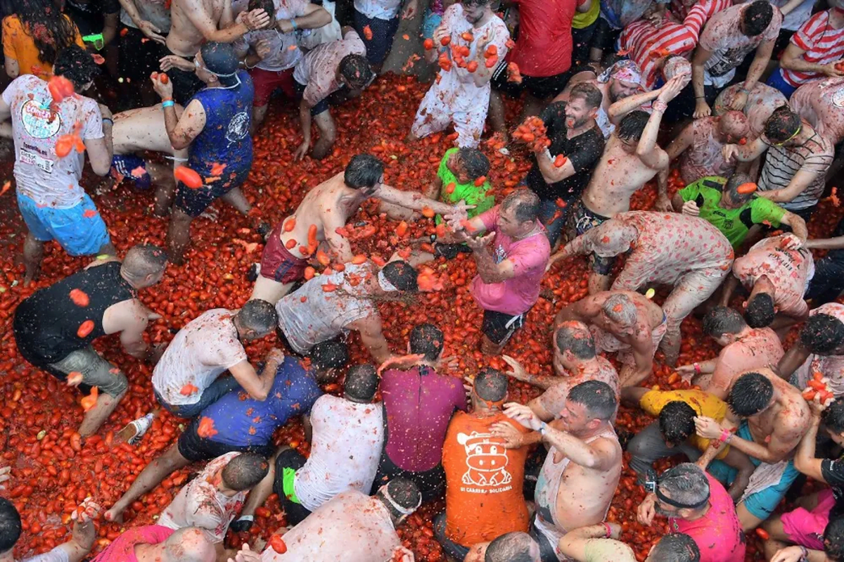 Dans quel pays peut-on assister à une bataille géante de tomates ? 