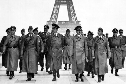 Lors de la visite d’Hitler à Paris au lendemain de l’armistice en 1940, pourquoi ne va-t-il pas monter sur la tour Eiffel ? 