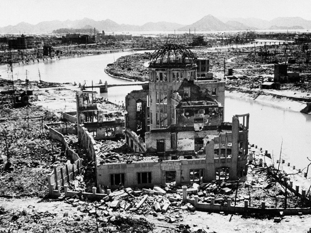 Combien de villes japonaises vont être la cible de la bombe atomique en août 1945 ? 