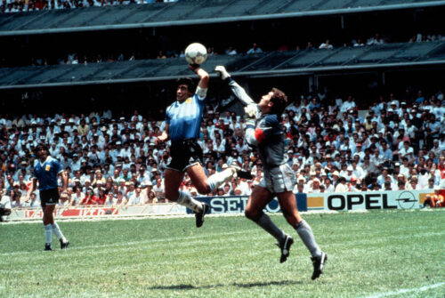 Lors de la Coupe du monde 1986, contre quelle nation Diego Maradona marque-t-il un but avec la main surnommé la “Main de Dieu” ? 