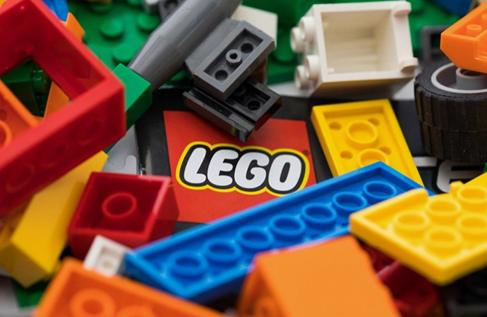 En quelle année les premières briques de LEGO ont été commercialisées ? 