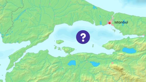 Quelle mer transitoire entre la mer Égée et la mer Noire borde la ville d’Istanbul ? 