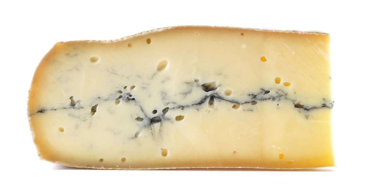 Lequel de ces fromages français possède à l’intérieur une raie horizontale noire de charbon végétal ? 