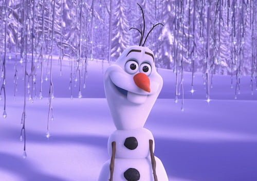 Que trouve-t-on sur la tête d'Olaf, le bonhomme de neige du film La Reine des Neiges ? 