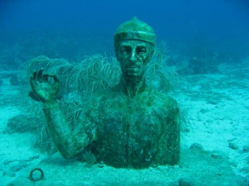 Dans quelle ville de Guadeloupe trouve-t-on la réserve de plongée sous-marine Cousteau ? 