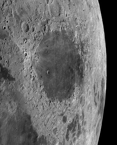 De quoi sont composées les grandes taches foncées à la surface de la Lune que l'on nomme les mers lunaires ? Mers lunaires
